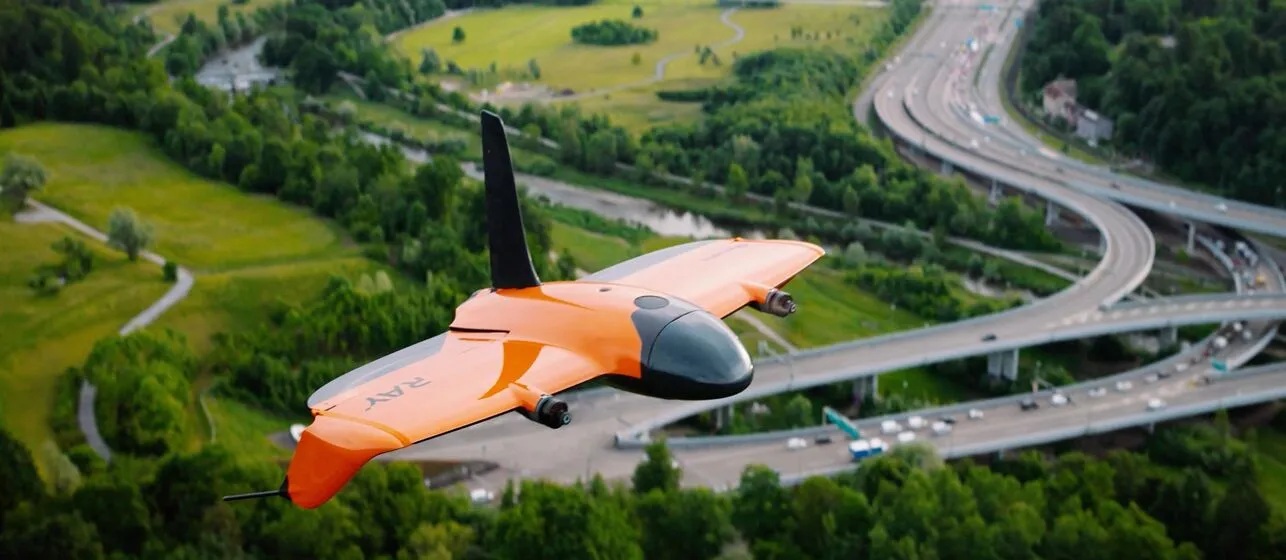 WingtraRAY VTOL dron snima iz zraka krajolik s cestama i autocestama