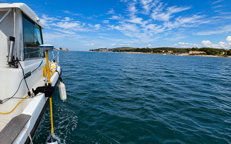 Pribor za montažu dubinomjera i GNSS prijemnika na plovilo