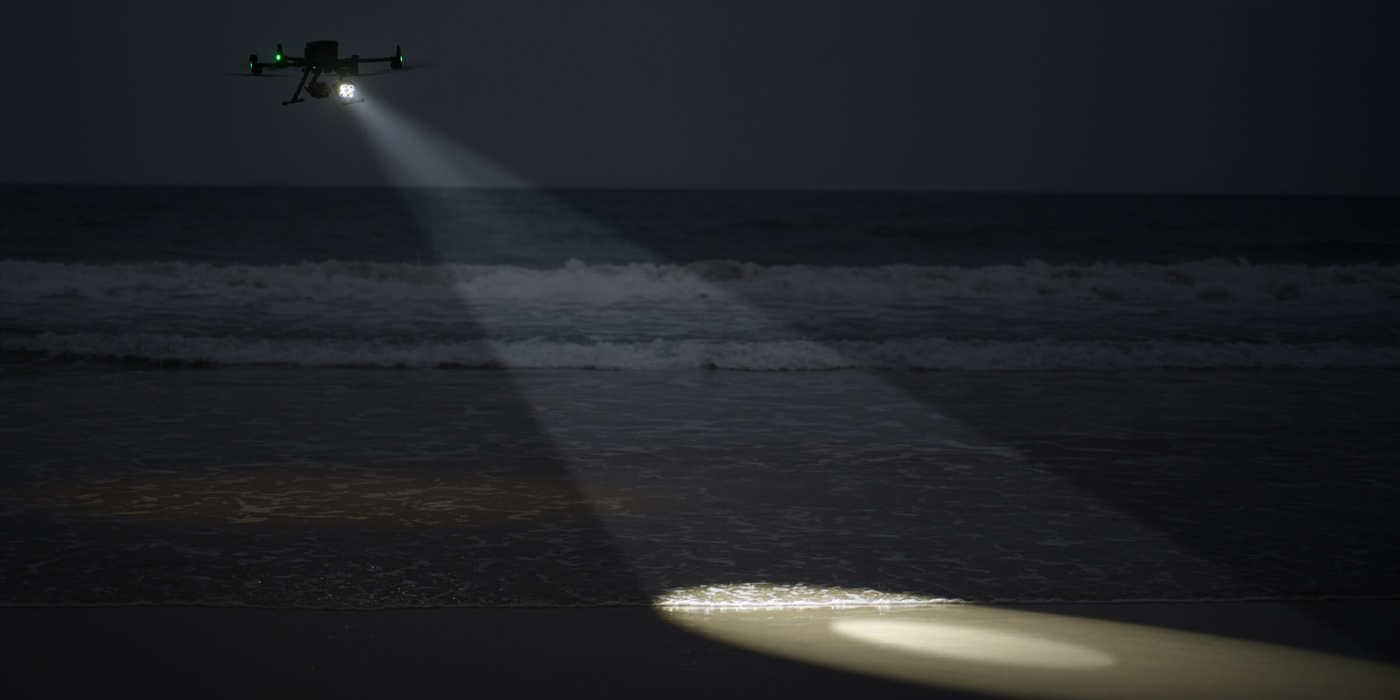 Dron s reflektorom Zenmuse S1 osvjetljava obalu noću